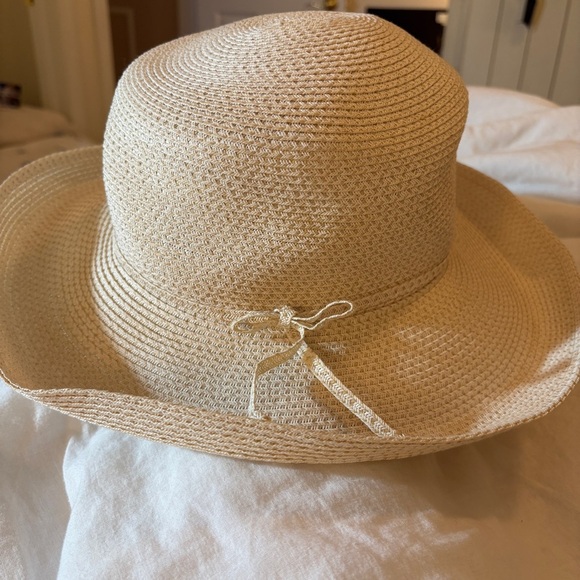 August Brand Straw Hat curled brim light color with pretty sheen. Paper & cotton - Picture 1 of 11